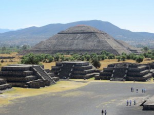 Die Sonnenpyramide mit Tempeln der Mondpyramide im Vordergrund
