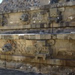 Der Tempel des Quètzalcòatl besteht aus mehreren Abteilungen aus verschiedenen Perioden