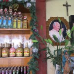 Der Papst in der Schnaps-Bude