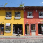 Antigua - Häuser einer Straßenzeile