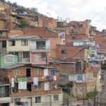 Medellin - In einem Vorort - die ganze Stadt wirkt rot weil die Häuser meistens nur zur Straße hin verputzt sind.