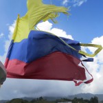 Auf Bootstour - die stark mitgenommene kolumbianische Flagge