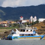 Vom Boot aus ein Blick auf das Städtchen  Guatape
